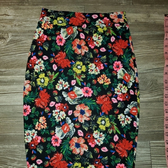 Fashionable Floral Pencil Skirt ✏ 😍 ♥ 👌 - Picture 4 of 5
